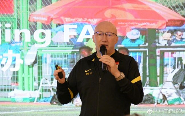 　　　　暗中骑士回来：被激愤的超等英雄　　　　看似海不扬波的哥谭镇，实则暗流涌动，危机重重。